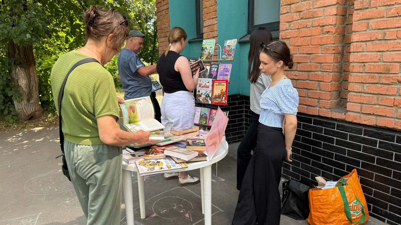 Книга в подарок: библиотека «Очаг» порадовала горожан литературными сюрпризами