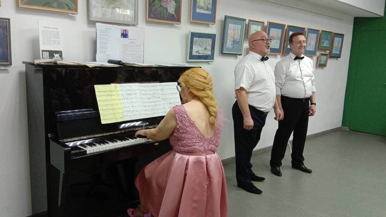 «Весенние признания»: литературно-музыкальный вечер в библиотеке «Очаг»