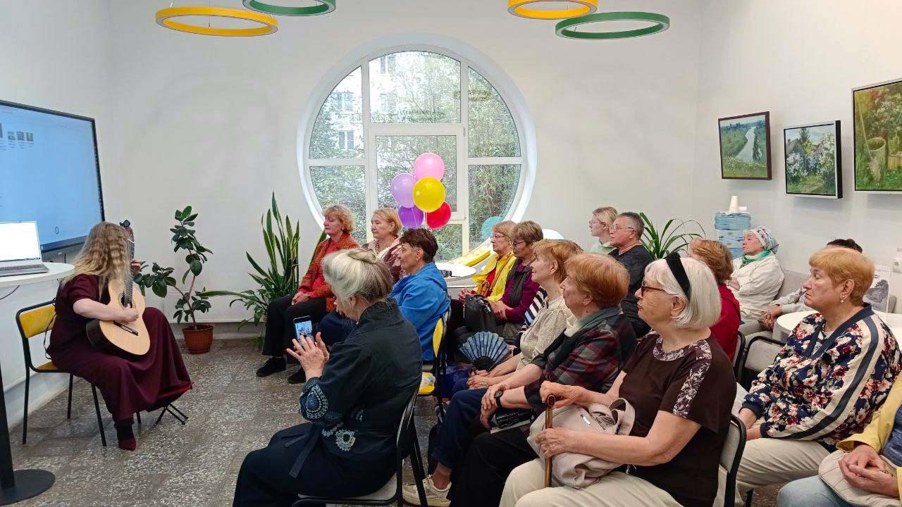В библиотеке отметили День государственного флага России концертной программой «Волшебные струны русской души»